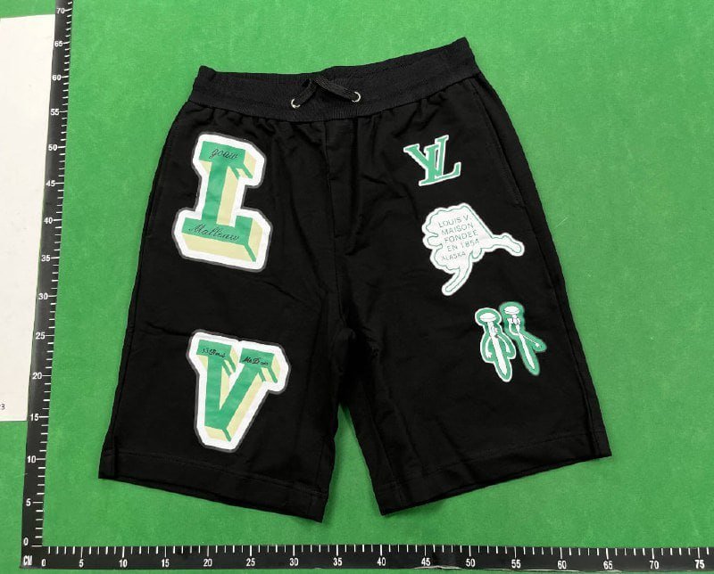 Louis Vuitton shorts (40 CP)